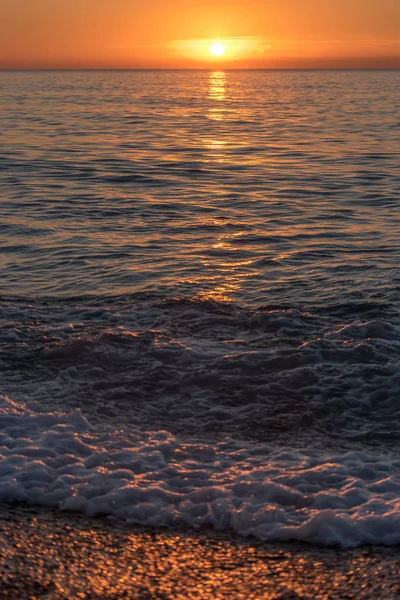 Ragyogó naplemente egy sárga napsütésben a tenger felszínén. — Stock Fotó