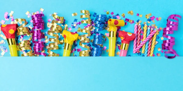 Renkli kutlama arka plan çeşitli parti konfeti, flamalar ve dekorasyon ile. En az parti kavramı. Düz yatıyordu.
