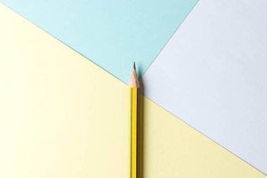 Kopya alanı pastel dokulu kağıt zemin üzerine sarı kalem. En az kavramı.