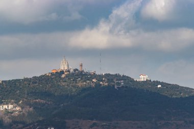 Barselona şehrinde Tibidabo tepenin havadan panoramik görünümü.