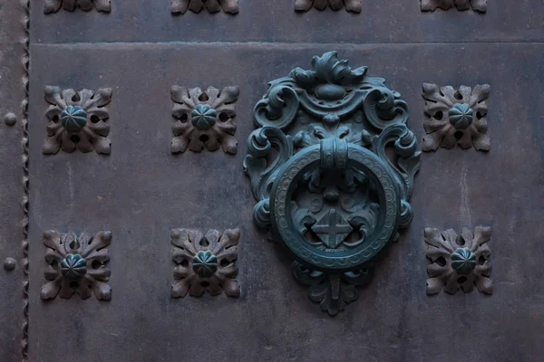 Old metal door handle knocker on  iron background. — Stock Photo, Image