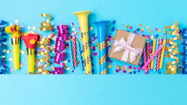 Renkli kutlama arka plan çeşitli parti konfeti, flamalar ve dekorasyon ile. En az parti kavramı. Düz yatıyordu.