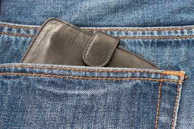 Kot cebinde deri siyah cüzdan.