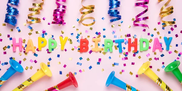 Kleurrijke viering achtergrond met verschillende partij confetti en kaars decoratie. Minimale verjaardag concept. Vlakke lay. — Stockfoto