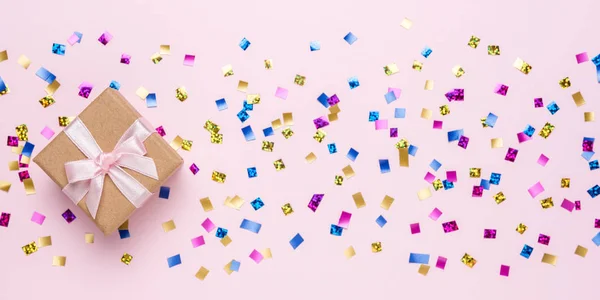 Kleurrijke viering achtergrond met verschillende partij confetti en geschenkdoos. Minimale partij concept. Vlakke lay. — Stockfoto