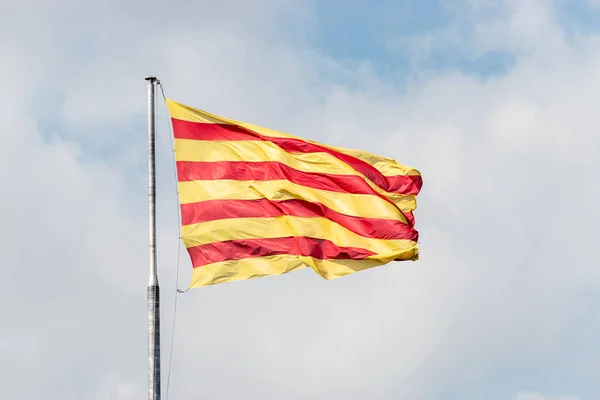 Bandera de Cataluña sobre el fondo del cielo azul . — Foto de Stock