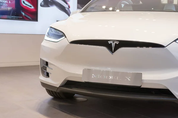 Barcelona, Spanien -14 mars 2019: Tesla bilaffär nära Passeig de Gracia lyxiga shoppinggata med Tesla elbil modell X inuti. — Stockfoto