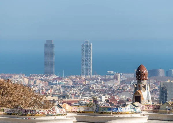 Blick auf die Stadt vom Park Güell in Barcelona. Spanien. — Stockfoto