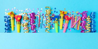 Renkli kutlama arka plan çeşitli parti konfeti, flamalar ve dekorasyon ile. En az parti kavramı. Düz yatıyordu.