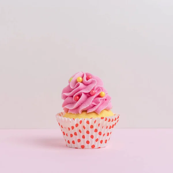 Colorato sfondo celebrazione con cupcake. Concetto di partito minimo . — Foto Stock