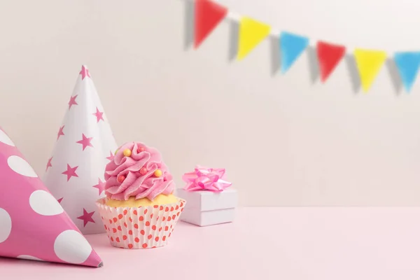 Fundo de celebração colorido com vários decoração de festa e cupcake. Conceito de partido mínimo . — Fotografia de Stock