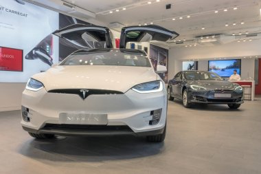 Barselona, İspanya - 14 Mart 2019: Passeig de Gracia yakınlarındaki Tesla araba mağazası içinde elektrikli araba X modeli bulunan lüks alışveriş caddesi.