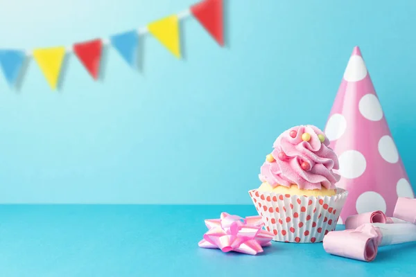 Bunte Feier Hintergrund mit verschiedenen Party-Dekoration und Cupcake. Minimales Parteikonzept. — Stockfoto