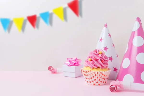 Bunte Feier Hintergrund mit verschiedenen Party-Dekoration und Cupcake. Minimales Parteikonzept. — Stockfoto