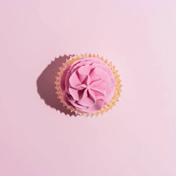 Kleurrijke viering achtergrond met cupcake. Minimaal partijconcept. — Stockfoto