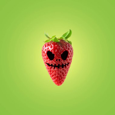 Parlak arka planda olgun çilek Halloween yüz. Cadılar Bayramı minimal kavramı.