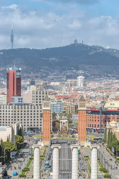 Barcelona, Spanien-12 mars 2019: utsikt över Plaza de Espana i Barcelona. Montjuic kolonner och fontän. Spanien. — Stockfoto