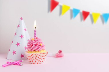 Çeşitli parti dekorasyonu ve kekleri olan renkli bir kutlama geçmişi var. Asgari parti konsepti. 