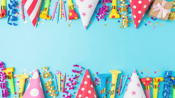 Kleurrijke viering achtergrond met verschillende partij confetti, streamers en decoratie. Minimale partij concept. Plat leggen. — Stockfoto