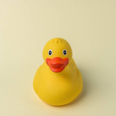 Parlak arkaplanda sarı plastik ördek. Yaz asgari kavramı.