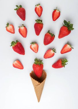 Beyaz arka planda çilek ile dondurma konisi. Minimal yaz konsepti.