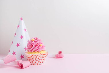 Çeşitli parti dekorasyonu ve kekleri olan renkli bir kutlama geçmişi var. Asgari parti konsepti. 