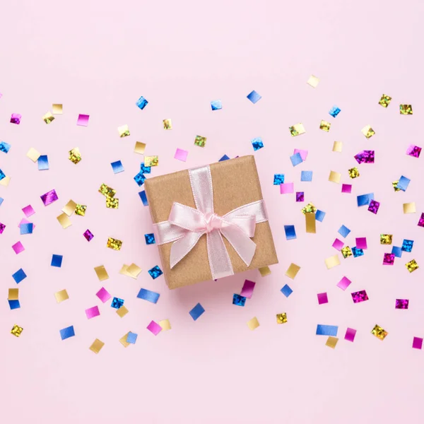 Sfondo colorato celebrazione con vari coriandoli partito e confezione regalo. Concetto di partito minimo. Posa piatta . — Foto Stock