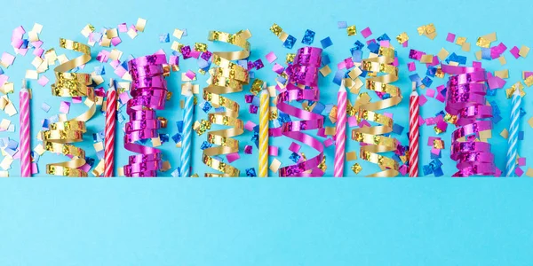 Bunte Feier Hintergrund mit verschiedenen Party-Konfetti und Kerzendekoration. Minimalkonzept zum Geburtstag. flache Lage. — Stockfoto