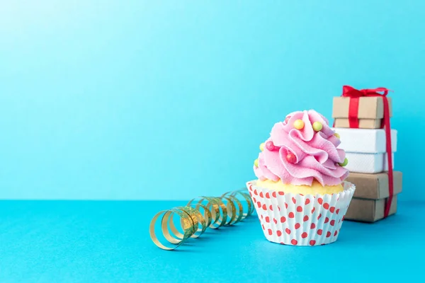 Fondo colorido de la celebración con cupcake. Concepto de fiesta mínima . — Foto de Stock