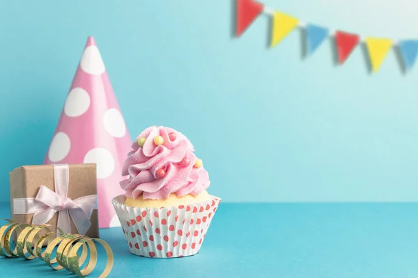 Bunte Feier Hintergrund mit verschiedenen Party-Dekoration und Cupcake. Minimales Parteikonzept. — Stockfoto