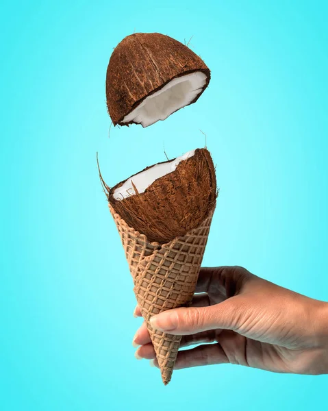 Noix de coco avec cône de crème glacée sur fond lumineux. Concept minimal alimentaire . — Photo