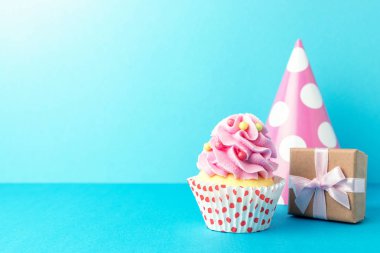 Çeşitli parti dekorasyonu ve kekleri olan renkli bir kutlama geçmişi var. Asgari parti konsepti. 