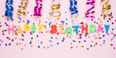 Çeşitli parti konfeti ve mum dekorasyon ile renkli kutlama arka plan. Asgari Doğum günü konsepti. Düz yatma.