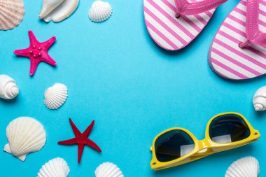 Deniz kabukları, güneş gözlüğü ve mavi arka plan üzerinde plaj terlik ile Yaratıcı kompozisyon. Yaz minimal kavramı.