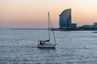 Barcelona, İspanya - 15 Mart 2019 Barceloneta Beach ve W Hotel Barcelona, İspanya.