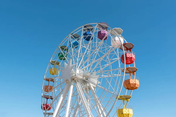 Vieille roue ferris colorée sur fond de ciel bleu . — Photo