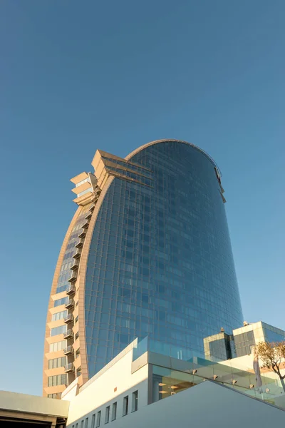 Barcelona, Spanyolország -március 17, 2019: View of W hotel néven ismert Hotel Vela (Sail Hotel) a kikötőben Barcelona város. Spanyolország. — Stock Fotó