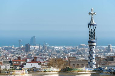 Barselona'daki Park Guell'den şehrin manzarası. İspanya.