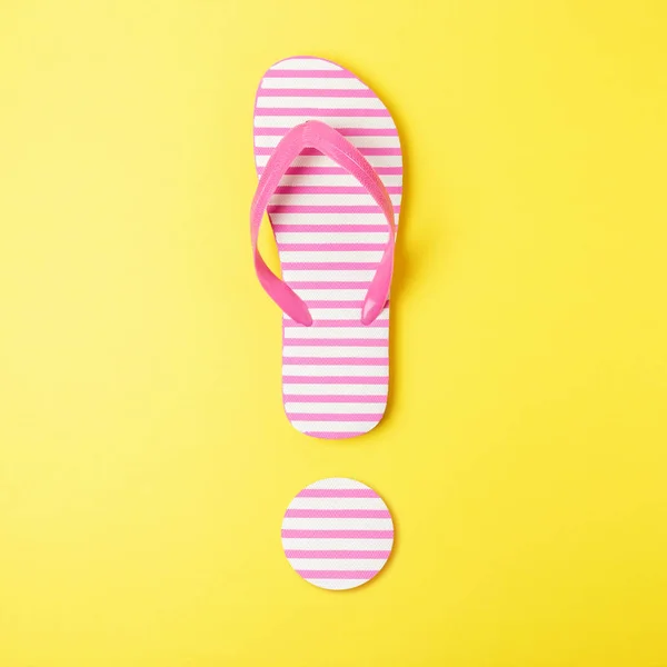 Punto esclamativo realizzato in pantofole da spiaggia su sfondo giallo. Concetto estate minima . — Foto Stock