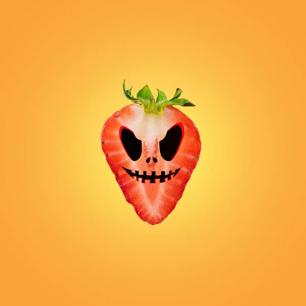 Halloween gezicht op rijpe aardbei op heldere achtergrond. Halloween minimal concept. — Stockfoto