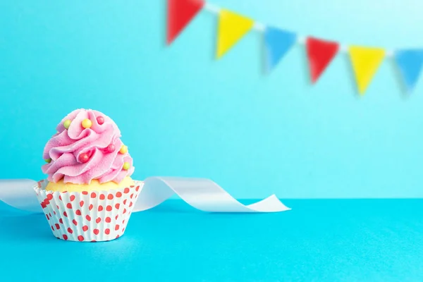 Cupcake ile renkli bir kutlama geçmişi. Asgari parti konsepti. — Stok fotoğraf