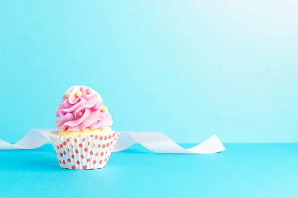 Kleurrijke viering achtergrond met cupcake. Minimaal partijconcept. — Stockfoto