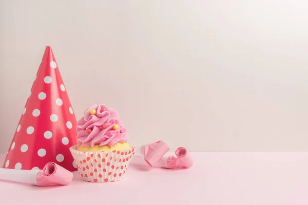 Fondo colorido de la celebración con varios decoración de la fiesta y cupcake. Concepto de fiesta mínima . — Foto de Stock