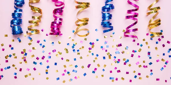 Πολύχρωμη ιδέα εορτασμού με κομφετί πάρτι σε ροζ φόντο. Ελάχιστη ιδέα για πάρτι. Επίπεδη ωοτοκίδα. — Φωτογραφία Αρχείου