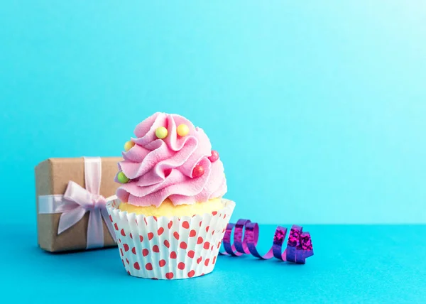 Fondo colorido de la celebración con varios decoración de la fiesta y cupcake. Concepto de fiesta mínima . — Foto de Stock