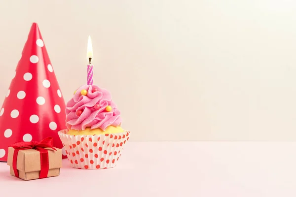 Bunte Feier Hintergrund mit verschiedenen Party-Dekoration und Cupcake. Minimales Parteikonzept. — Stockfoto