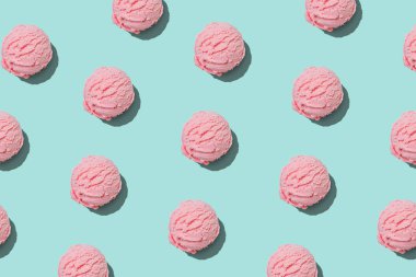 Mavi arka plan üzerinde pembe dondurma kepçe desen. Minimal yaz konsepti.