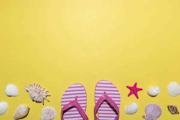 Composizione creativa con conchiglie e pantofole da spiaggia su sfondo giallo brillante. Concetto estate minima . — Foto Stock