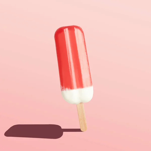 Röd glass Popsicle på ljus bakgrund. Minimalt sommar koncept. — Stockfoto