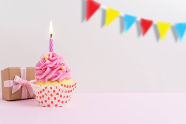 Cupcake ile renkli bir kutlama geçmişi. Asgari parti konsepti.